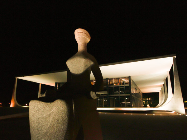 20130424202133_STF-fachada-noturna